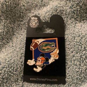 Disney Mickey Pin NCAA FOOTBALL University of Florida FSU Gators Trading…